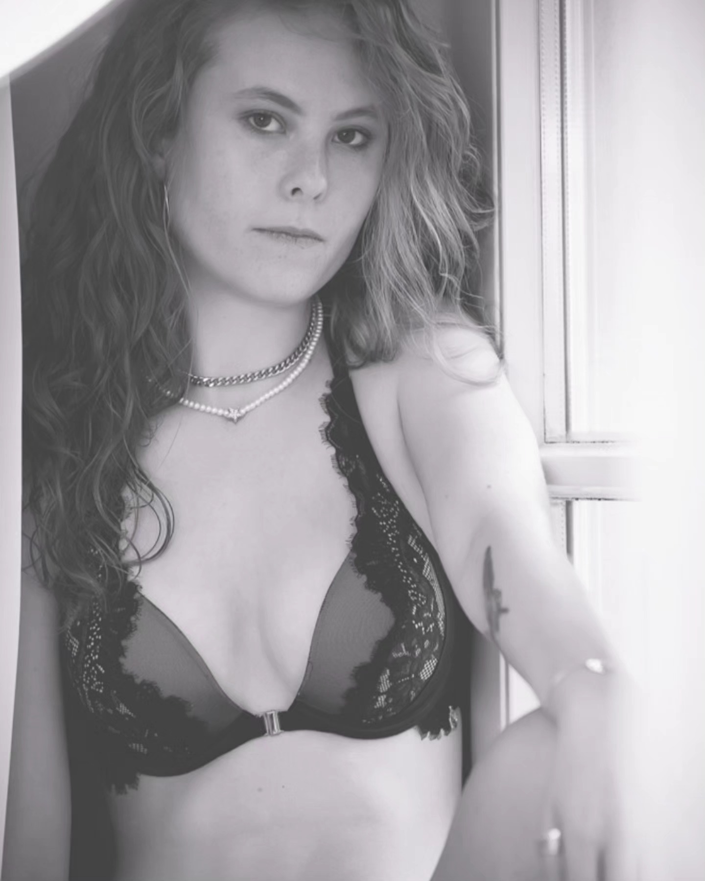 Sarafina 2/3
#portraitphotography #fineart_photo #fotoclubregenstauf #heinerweiss_photography #heinerweissphotography #sensualart #backtonature #hotelshooting #portraitsmag